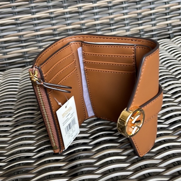 MICHAEL KORS CARMEN MEDIUM LOGO AND FAUX LEATHER WALLET VANILLA - Picture 4 of 16